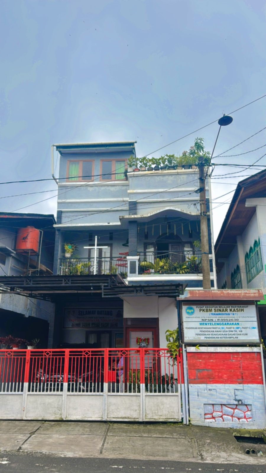 Tampak samping Gedung Utama PKBM Sinar Kasih, Rantepao