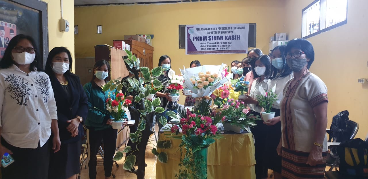 Kegiatan keterampilan prakarya warga belajar PKBM Sinar Kasih