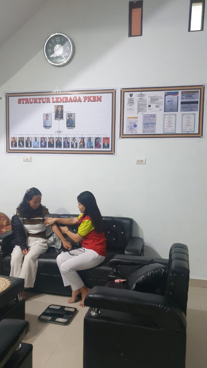 Kegiatan MCU warga belajar PKBM Sinar Kasih bersama tenaga kesehatan