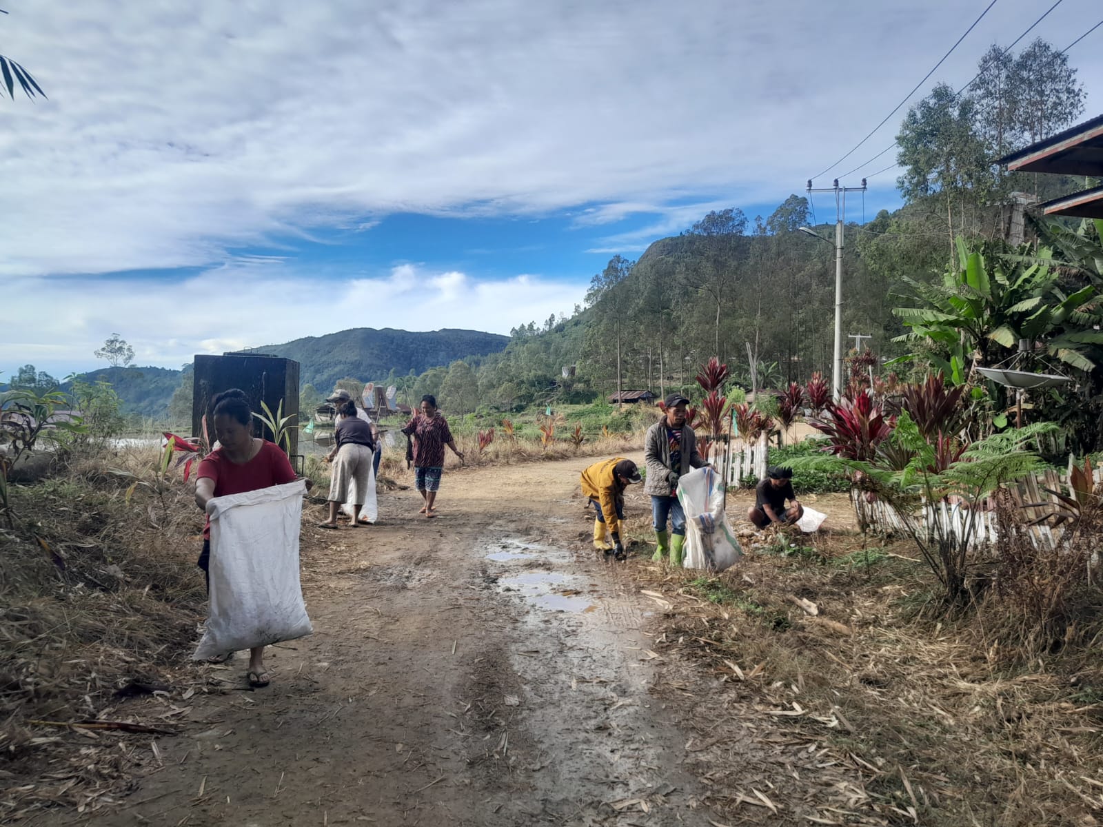 Kegiatan kerja bakti bersama warga belajar PKBM Sinar Kasih