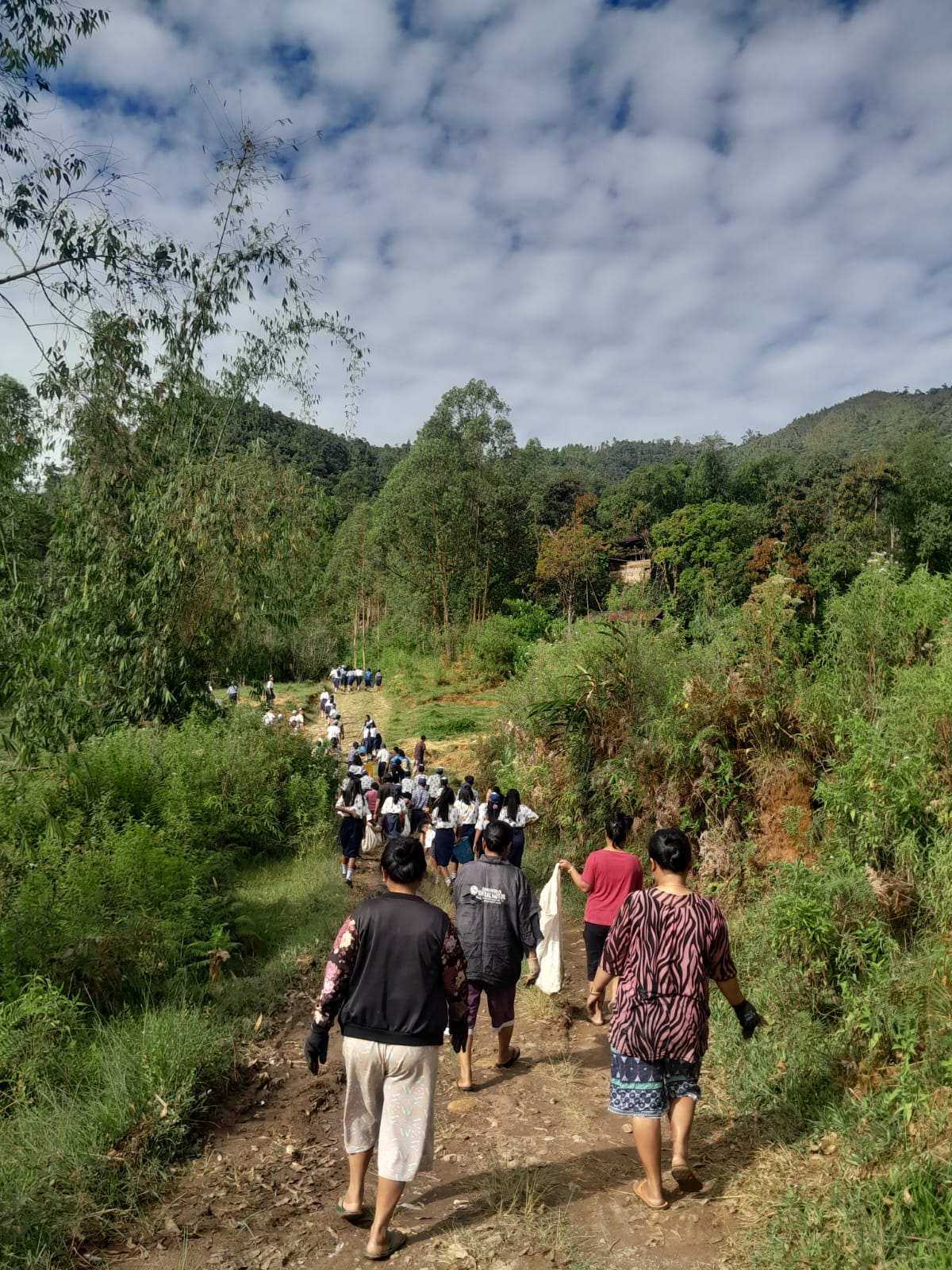 Kegiatan kerja bakti membersihkan lingkungan PKBM Sinar Kasih