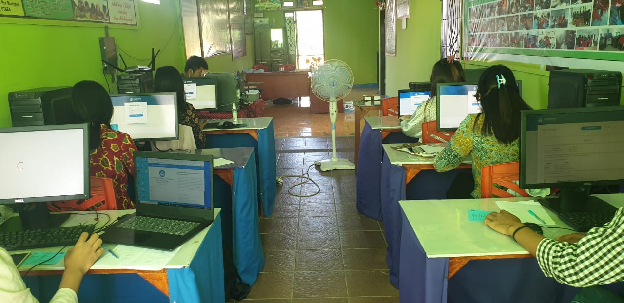 Laboratorium Komputer PKBM Sinar Kasih — deretan unit komputer